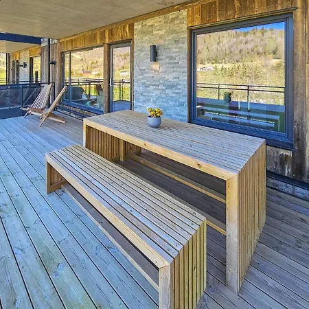 Stunning In 헴세달